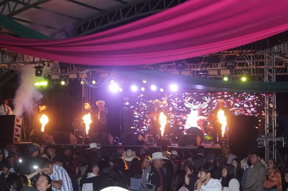 Gran baile en las Fiestas Patronales de San Diego de Alcalá llena de alegría a los asistentes