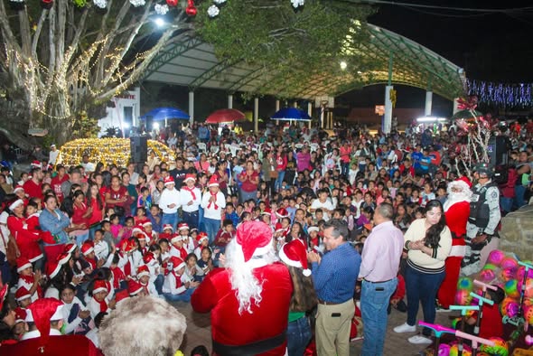 Gran Desfile Navideño y Posada llenan de alegría a Huehuetlán Gran Desfile Navideño y Posada llenan de alegría a Huehuetlán